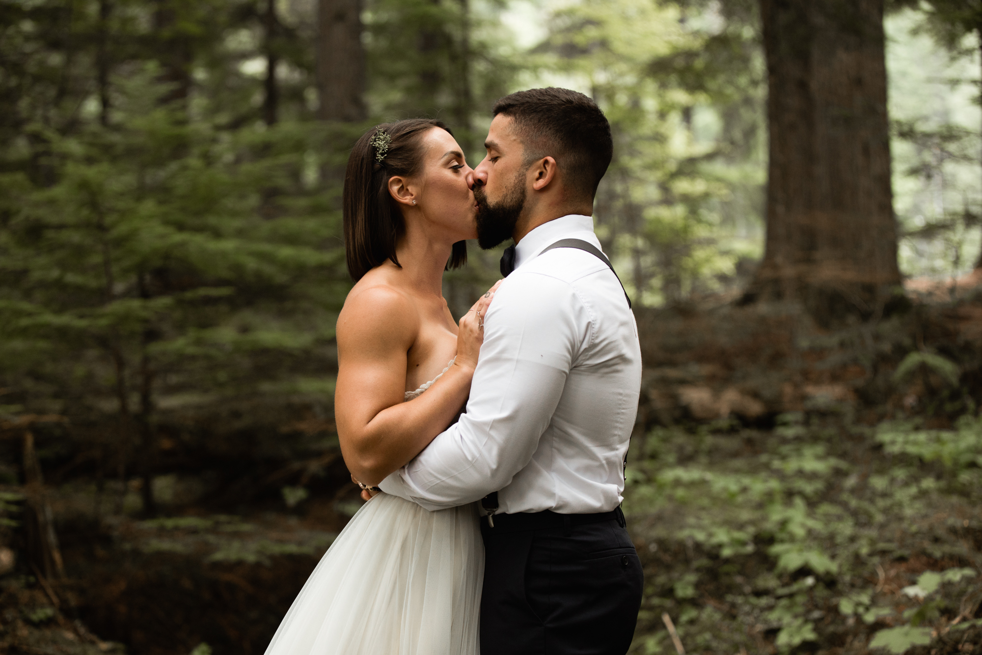 elopement first kiss