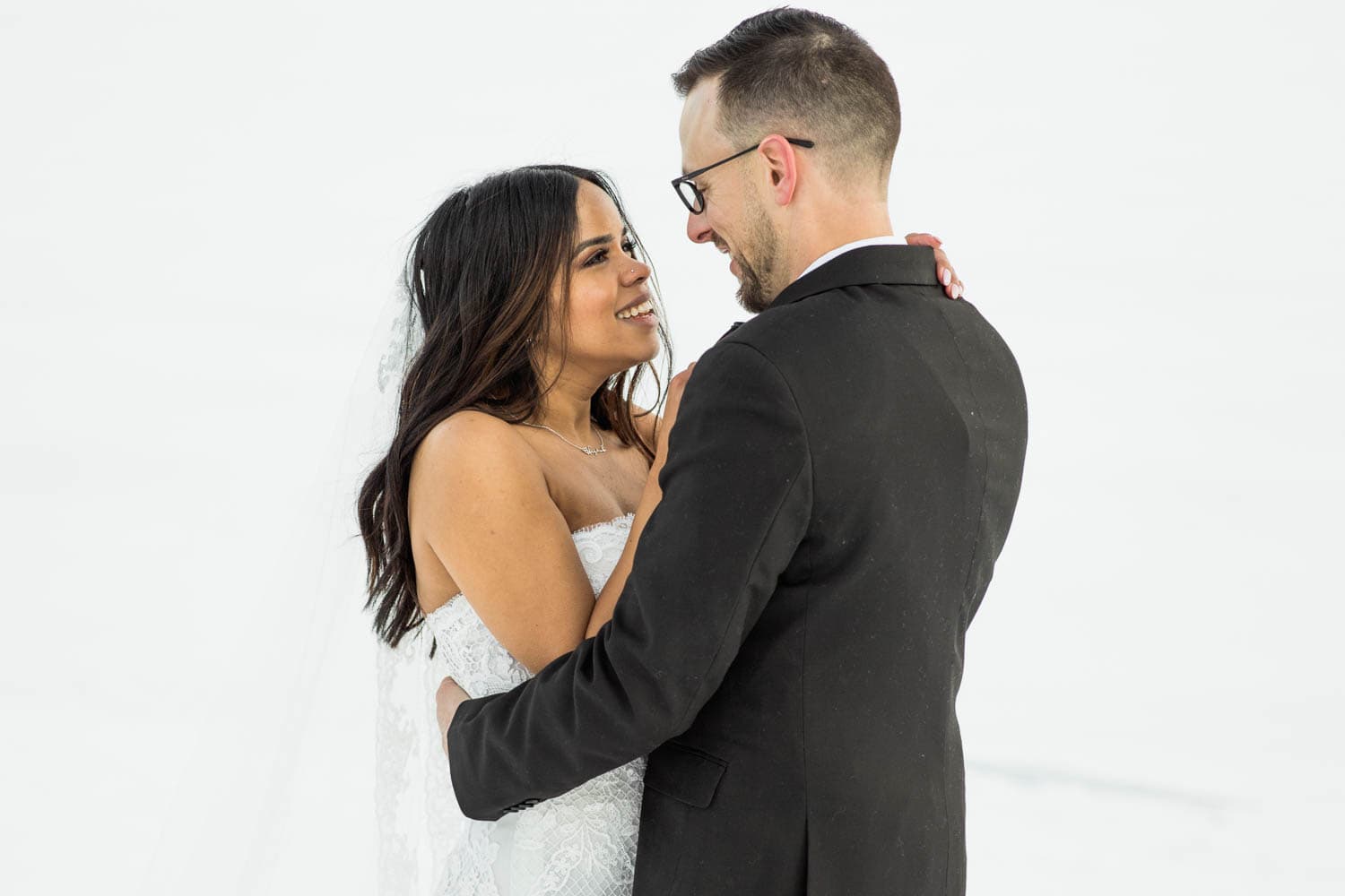 bride and groom winter wedding